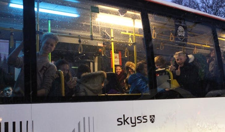 Skyss var raskt på plass med reservebuss og elevane frå Lysefjorden klatra ut vindauget, kom om bord på ny buss og såg ut til å gle seg til skuledagen. (Foto: Kjetil Vasby Bruarøy)
