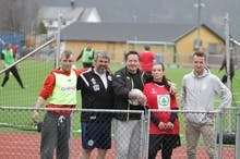 F.v.: Robert, Tor Arne, Emil og Cathrine saman med Endre Brenne frå Os Fotball. (Foto: Kjetil Vasby Bruarøy)