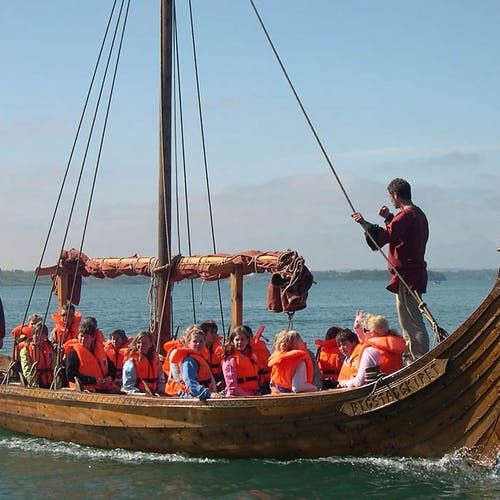 Vikingskipet køyrer tokt til sponsa pris. (Pressefoto)