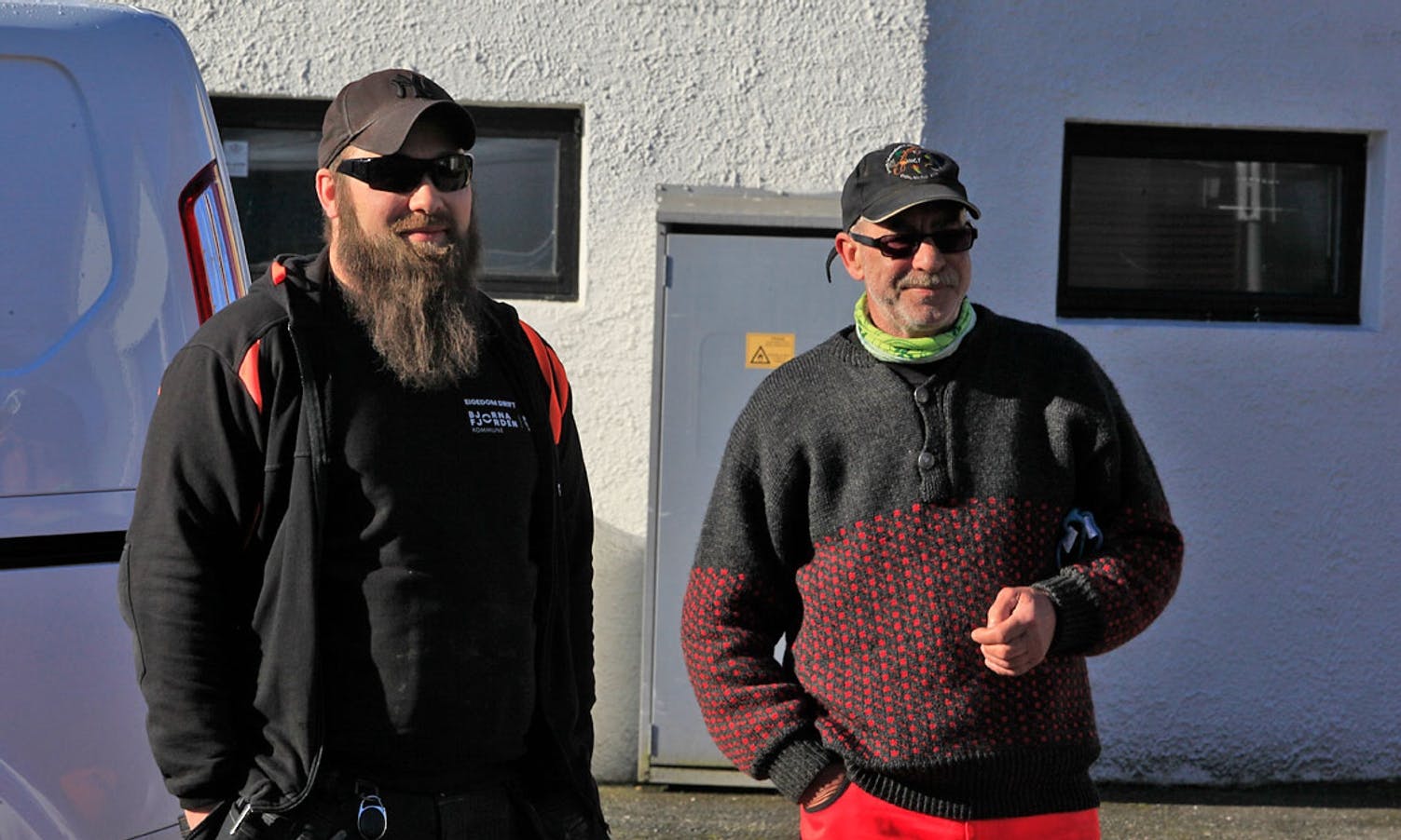Idar Henriksen og Knut Geelmyuden fekk med seg starten på vassfyllinga før dei måtte vidare på nye oppdrag. (Foto: KVB)