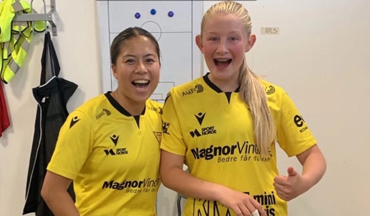 Målskårarane Leah Hagevik Vedholm 1-0 (t.h.) og Vy Nguyen 2-0. (Foto: Privat)