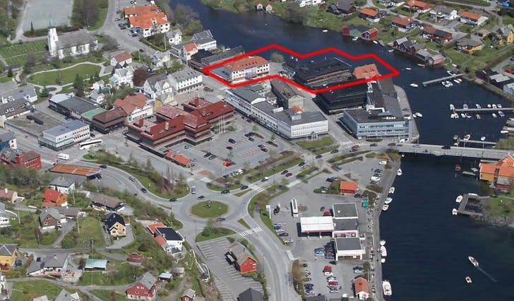 4000 kvadratmeter i tre bygningar i Os sentrum blei laurdag lagt ut for sal. (Flyfoto: Kjetil Vasby Bruarøy)