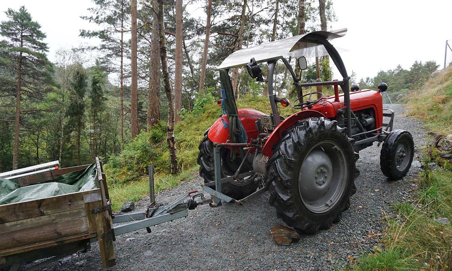 Harald Døsen sin nyaste traktor ('62-modell) er eit godt hjelpemiddel (foto: KVB)
