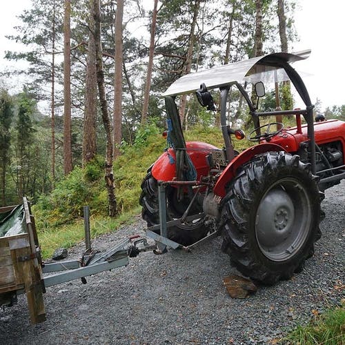 Harald Døsen sin nyaste traktor ('62-modell) er eit godt hjelpemiddel (foto: KVB)
