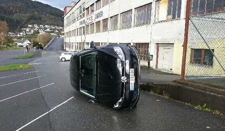 Bilen låg velta på parkeringa mellom Lyssandfabrikken og Hegglandsdalsvegen (lesarfoto: Reidar Lekven)
