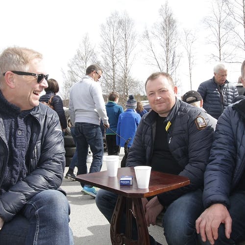Geir-Ove, Gjermund og Gunnar kom for kaffi og vaflar.  (Foto: KVB)