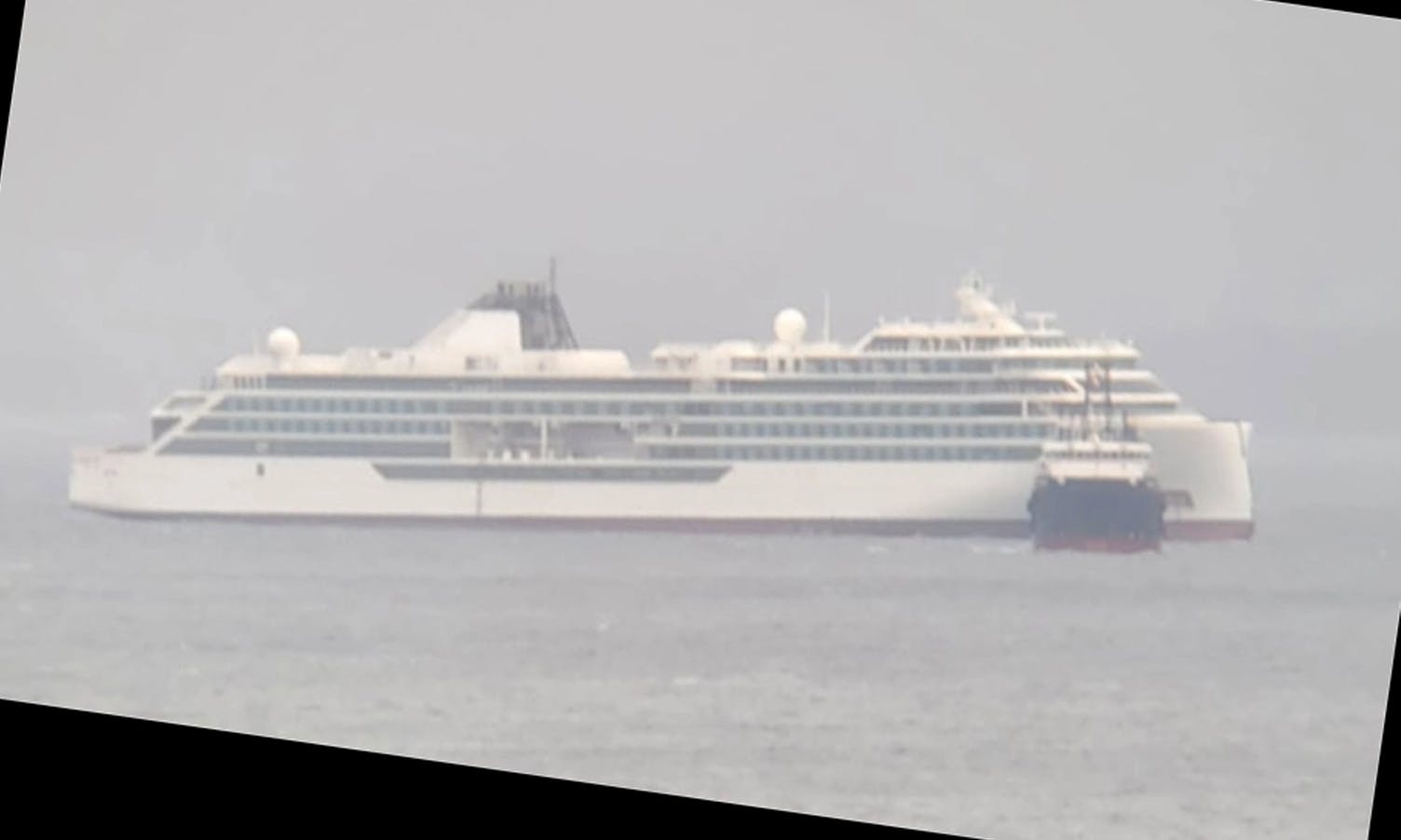 Sleper cruiseskip i Bjørnafjorden