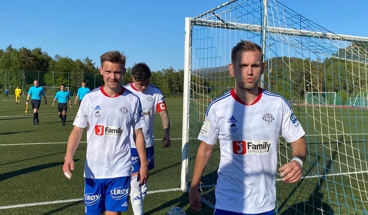 Målskårar Henrik Andersen og kaptein Tobias Alme på veg til pause. (Foto: Kjetil Vasby Bruarøy)