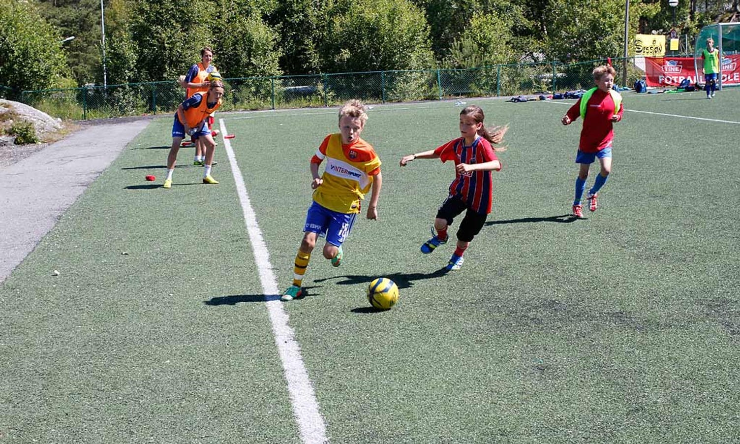 Fotballskule på Søre Neset (foto: Andris Hamre)