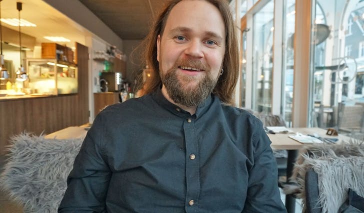 Tek han ferie, eller skal han rocka heile påsken? Eirik Søfteland er dagens gjest i «Påskepraten». (Foto: KOG)