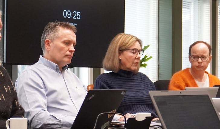 Nestleiar Lisbeth Axelsen (midten) leier dagens møte. Her i møtet i mars. (Foto: Susann Haukeland Børnes)