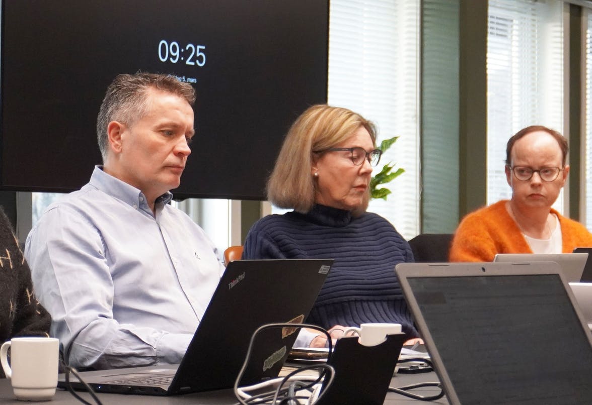 Nestleiar Lisbeth Axelsen (midten) leier dagens møte. Her i møtet i mars. (Foto: Susann Haukeland Børnes)