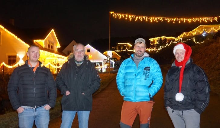 NISSENABOAR: Kent-Eivind Storum, Torodd Bolseth, Christian Hitland og Eivind Storli kappast om å lysa opp husa sine, men samarbeider om kino. (Foto: Kjetil Vasby Bruarøy)