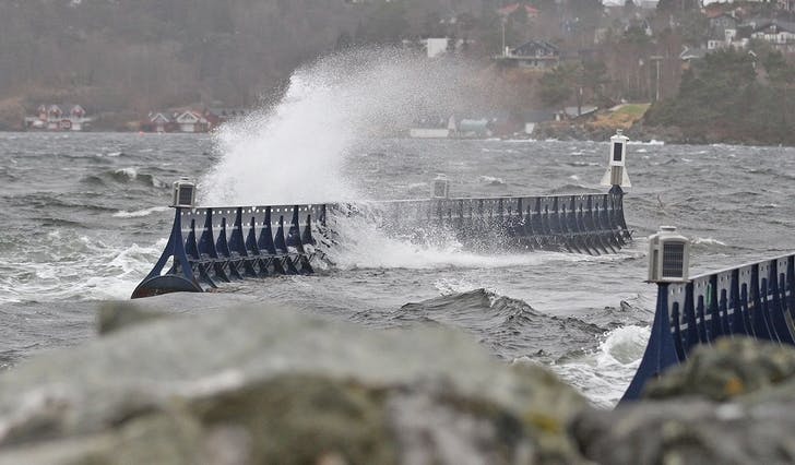 Det sprutar godt gjennom og over bølgedemparane utanfor Os hamn i dag. (Foto: Kjetil Vasby Bruarøy)