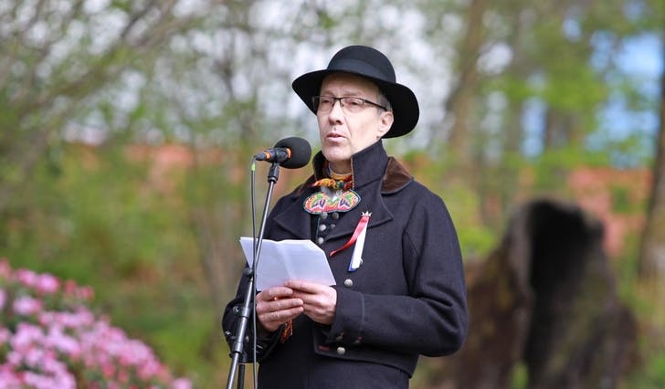 Kultursjef Erik Vangsnes var dagens talar i Os Minnepark. (Foto: Kjetil Vasby Bruarøy)