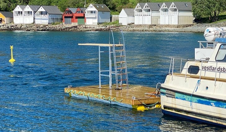 Vikjo nett no: Brygga er 3 x 5,10 og har stupebrett 2 meter over vasskorpa. (Foto: Ørjan Håland)