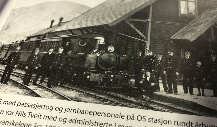 Osbanen gjekk i 41 år, frå 1894 til toget i 1935 blei utkonkurrert av buss. Her er Os stasjon  rundt århundreskiftet 1900. Borgafjellet i bakgrunnen.