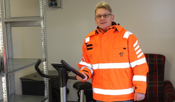 Stasjonssjef Fredrik Egenæs med ei typisk vare i brukthallen hos BIR; trimutstyr. (Foto: Andris Hamre)