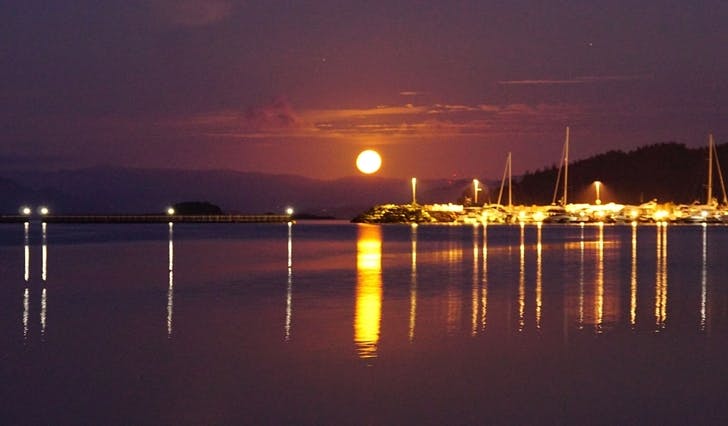 Månelyst i Os hamn litt over midnatt 31. august. (Foto: Kjetil Vasby Bruarøy)