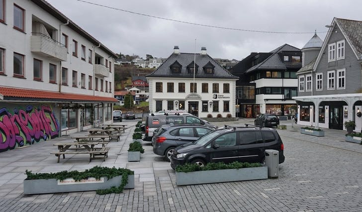 Det blei framleis plass til alle benkane, men no har også 10-12 parkeringsplassar kome tilbake. (Foto: Kjetil Vasby Bruarøy)