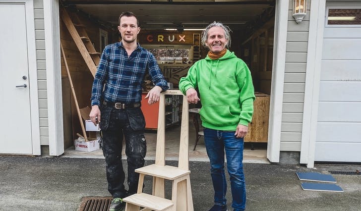 «Tryggen» ser ut til å bli eit meisterverk og ein praktisk salsvare. Torleif Solstad og Leif Østrem er skaparane av den nye stolen.(Foto: Ørjan Håland)