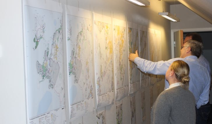 Kristin Søfteland-Larsson, Terje Sperrevik og dei andre poltikarane i PBU studerte karta over den funksjonelle strandsona med interesse (foto: Andris Hamre)