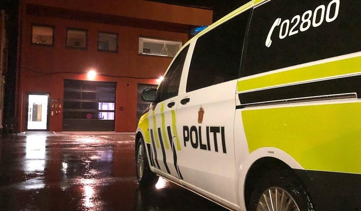 Mistenkte framsto som lettare rusa, og blei sjekka på legevakten før avreise til arrest i Bergen. (Foto: Kjetil Vasby Bruarøy)