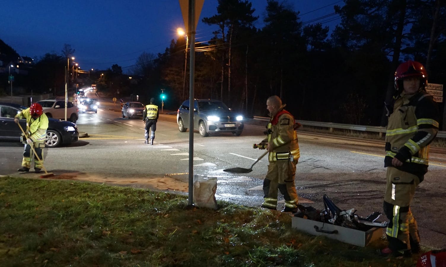 Brannvesenet rydda oljesøl på ulykkesstaden. (Foto: Kjetil Vasby Bruarøy)