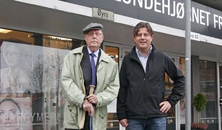 Thomas unde og sonen Kåre utanfor den 60 år gamle salongen. (Foto: Kjetil Vasby Bruarøy)