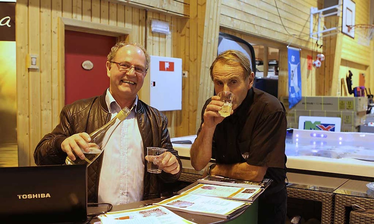 Reinhardt Østrem og Arne Døsen feira ein god messedag (alkoholfritt). (Foto: KVB)