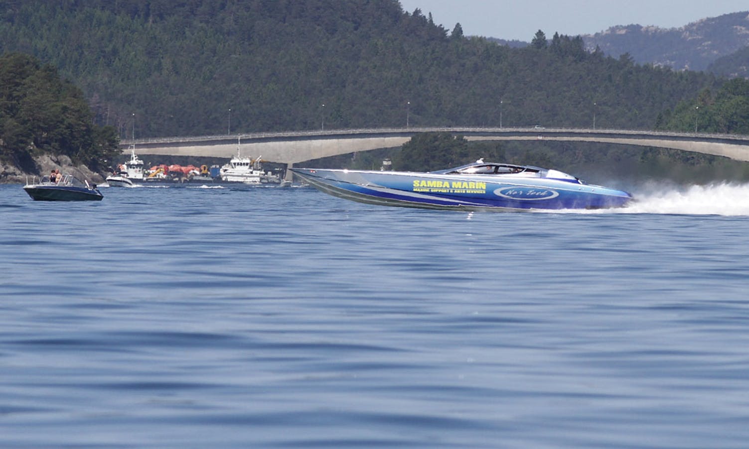 Dei andre la seg i ro mens Arefjord tok nokre drag med rekordbåten. (Foto: Kjetil Vasby Bruarøy)