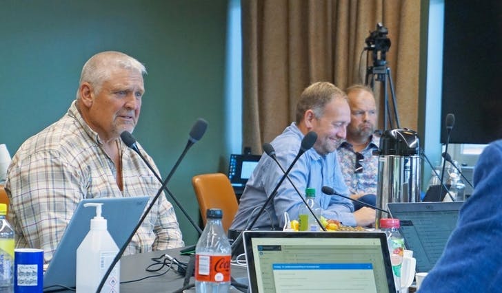 Harald Lekven (t.v.), her i møtet i september, fremja i dag eit fellesforslag som fekk fleirtal. (Foto: KVB)
