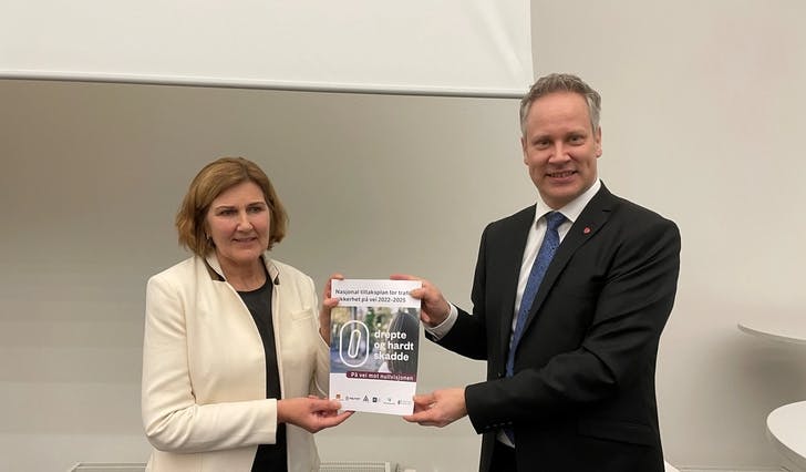 Veidirektør Ingrid Dahl Hovland overleverte rapporten til samferdselsminister Nygård. (Foto: SD)