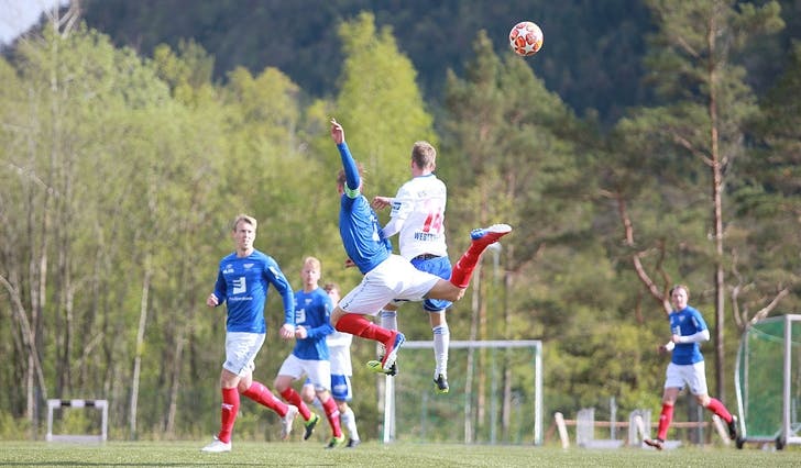 Lysekloster fekk to tøffe seriekampar mot Fana i fjor. I går var det treningskamp. (Foto: KVB)