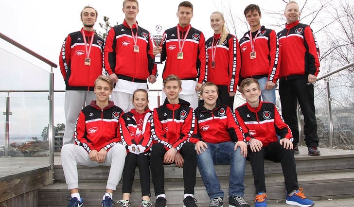 Os stiller med fem seniorar, fire ungdomar, coach og to dommarar i NM i Oslo i helga. (Privat bilde, foto: Frank Baggen)