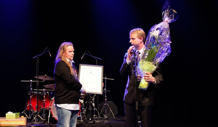 Ordførar Terje Søviknes fekk gleda av å overrekke medalja til Magne Lunde (foto: Andris Hamre)