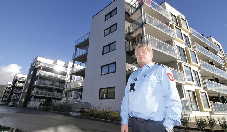 Brannsjef Stein Gjøsund ved dei høgaste bustadhusa i Os. Kva om det brenn i 5. etasje når brannvesenet sin stige berre når til kanten på 4. etasje? (Foto: Kjetil Vasby Bruarøy)