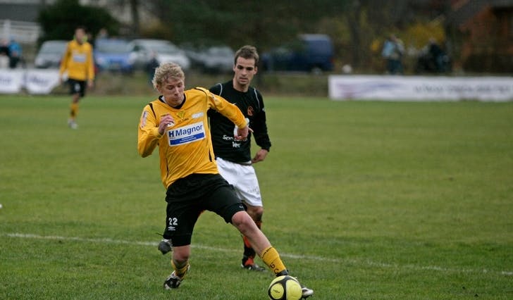 Vegard frå start i vellykka opprykkskamp mot Austevoll i debutsesongen i 2009. (Foto: Kjetil Vasby Bruarøy)