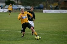 Vegard frå start i vellykka opprykkskamp mot Austevoll i debutsesongen i 2009. (Foto: Kjetil Vasby Bruarøy)