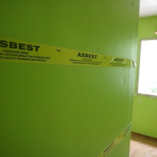 Det er funne asbest i bygget.  (Foto: KOG)