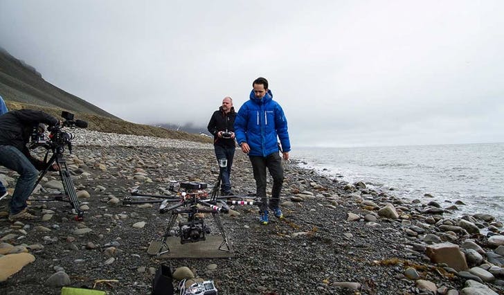 Anders Fløysand og Øystein Skorpen på stranda på Svalbard, kor ei av scenen blei spilt inn (foto: John Kaare Hoversholm)