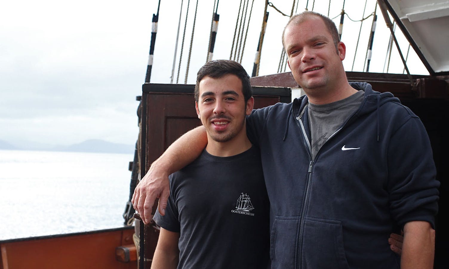 Mannskap Eduardo (t.v.) tok seg ein dukkert i Vikjo, kaptein Maarten sto over. (Foto: KVB)