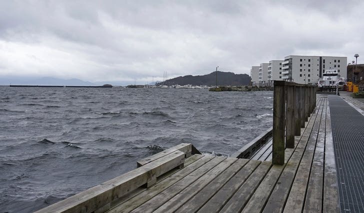 Os hamn i ettermiddag. I kveld har vinden auka i styrke. (Foto: Kjetil Vasby Bruarøy)