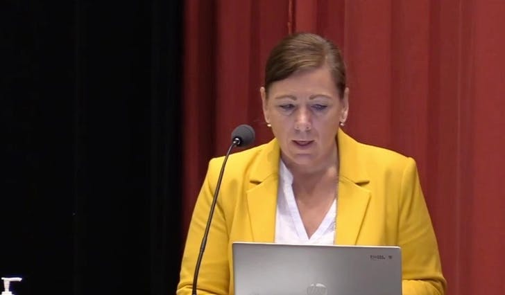 Kommunalsjef Monica Totland Melvold orienterte kommunestyret i formiddag. (Foto: Kommune-TV)