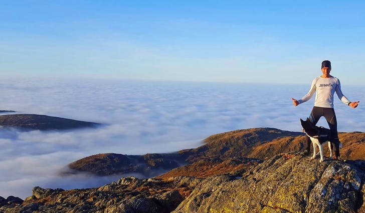 Klas Færøvik satsa på at skyene var skodde - på Gullfjellet fekk han stadfesta mistanken og kunne nyta denne utsikta. (Foto: Halldis Bernhardsdottir Engen)