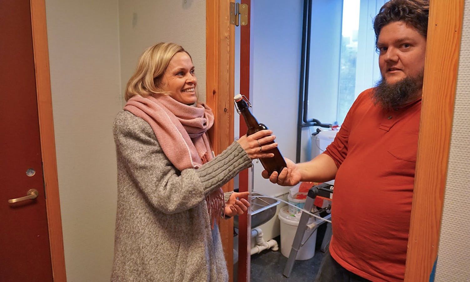 Kommunen helsar på - og tek med seg ei flaske Madammen. (Foto: KOG)