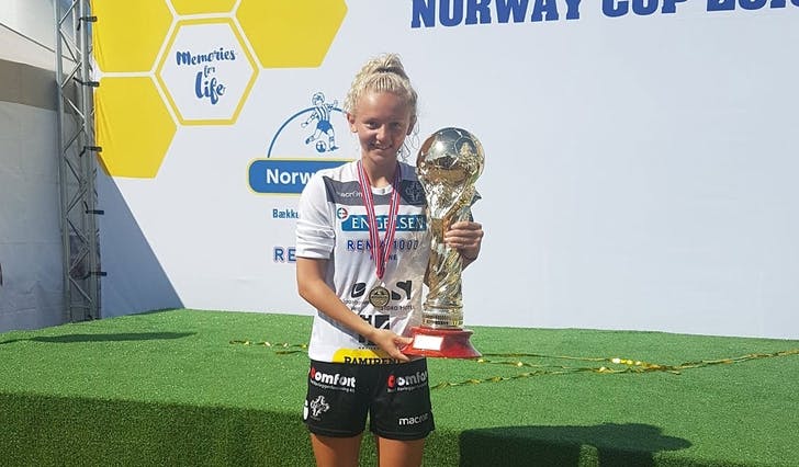 Madelen Koldal Holme med den enorme pokalen for 1. plass i Norway Cup 2018. (Privat foto)