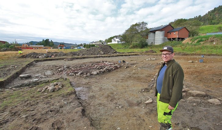 Alex Storm Skoglund er ein av dei seks arkeologane som i desse dagar grev etter spor frå tidlege osingar på Hjelle. (Foto: Kjetil Osablod Grønvigh)&nbsp;