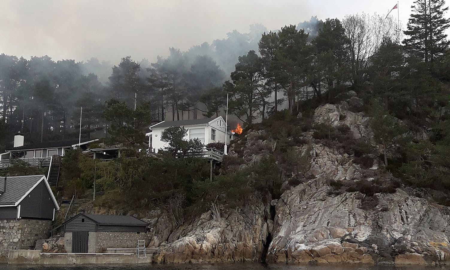 Brann i hytteområde i Lysefjorden