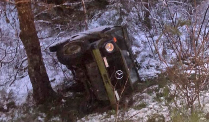 Bilen hamna utfor Ole Bulls veg og over på sida eit stykke nede i skogen. (Lesarbilde)